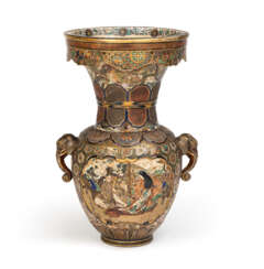 Große Satsuma-Vase mit Elefantankopf-Henkeln und figuraler Darstellung, teilweise in Relief