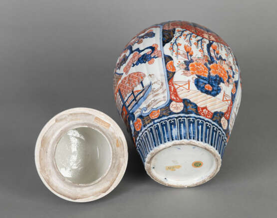 Große Deckelvase aus Imari-Porzellan mit gerippter Wandung - photo 4