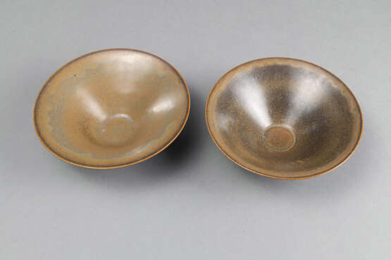 Zwei konische braun glasierte Keramik-Teeschalen - фото 2