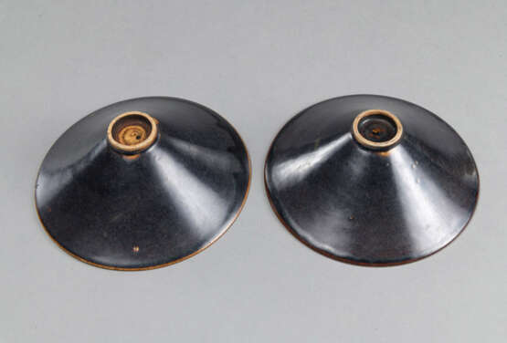 Zwei konische braun glasierte Keramik-Teeschalen - photo 3