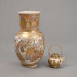 Vase aus Satsuma-Porzellan mit Figurendekor und kleines Teekännchen - photo 1