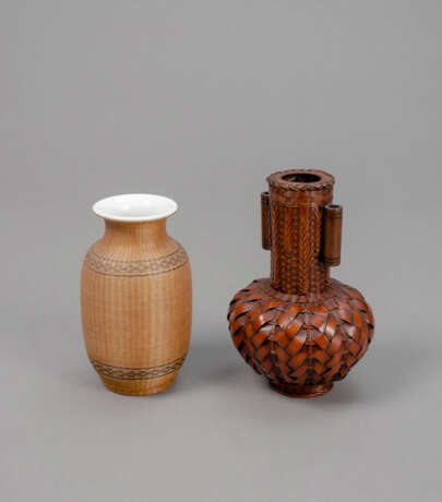 Zwei Ikebana-Porzellanvasen in geflochtener Hülle - Foto 3