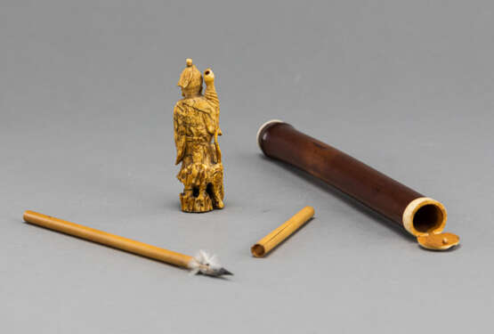 Kleine Schnitzerei aus Hirschhorn mit Boshô und Tiger und Pinselbehälter aus Bambus mit Pinsel - Foto 4