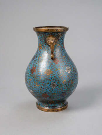 'Hu'-förmige Cloisonné-Vase mit Blütenranken und zwei seitlichen Baku-Maskenhenkeln - Foto 1