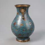 'Hu'-förmige Cloisonné-Vase mit Blütenranken und zwei seitlichen Baku-Maskenhenkeln - Foto 1