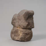 Daikoku aus Stein mit dunkler Patina - photo 3