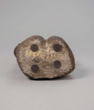 Daikoku aus Stein mit dunkler Patina - Foto 4