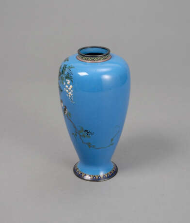 Cloisonné-Vase mit Glyzinen- und Schwalbendekor mit Silbermontierung - Foto 2