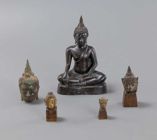 Bronze des Buddha und vier Buddhaköpfe - photo 1