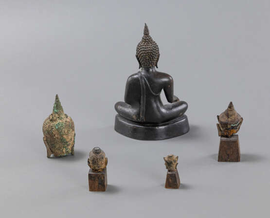 Bronze des Buddha und vier Buddhaköpfe - photo 3