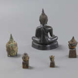 Bronze des Buddha und vier Buddhaköpfe - photo 3