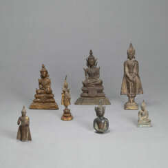 Gruppe von sieben Buddhafiguren aus Bronze, teils vergoldet