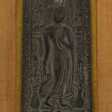 Votivplakette mit Bronzerelief des stehenden Buddha - photo 1