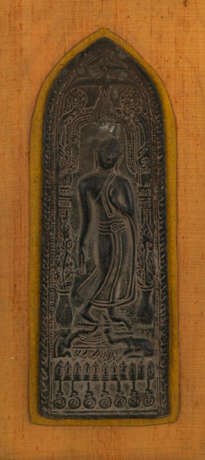 Votivplakette mit Bronzerelief des stehenden Buddha - Foto 1
