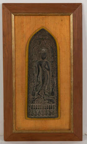 Votivplakette mit Bronzerelief des stehenden Buddha - Foto 2