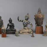 Vier Buddhaköpfe und vier Skulpturen des Buddha aus Bronze - photo 1