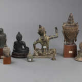 Vier Buddhaköpfe und vier Skulpturen des Buddha aus Bronze - Foto 2