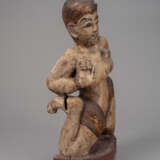Polychrom gefasste Skulptur eines Mannes aus Holz - Foto 2