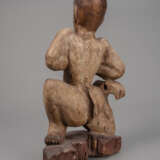 Polychrom gefasste Skulptur eines Mannes aus Holz - photo 3