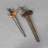 Java-Kris mit Silberpendok und Madura-Kris mit Metallfassung mit Tierdarstellungen - photo 1