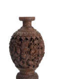 Exzellente Vase aus dunkelbraunem Holz mit Dekor von spielenden Löwen - photo 1