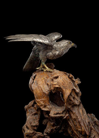 Modell eines Adlers auf einem Baumstamm sitzend - Foto 2
