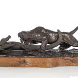 Feine Bronzegruppe mit Darstellung von einem Tiger im Kampf mit einem Krokodil - фото 1