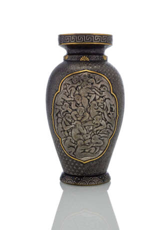 Vase im Komai-Stil aus Eisen und Bronze mit Affen-Reserven - photo 1