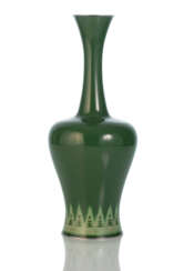 Erbsengrüne Cloisonné-Vase mit geometrischem Muster am Fuß