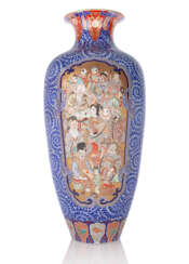 Große Bodenvase aus Porzellan im Imari-Stil mit Figuren- und Schmetterlingsdekor in goldgrundigen Reserven
