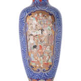 Große Bodenvase aus Porzellan im Imari-Stil mit Figuren- und Schmetterlingsdekor in goldgrundigen Reserven - photo 1