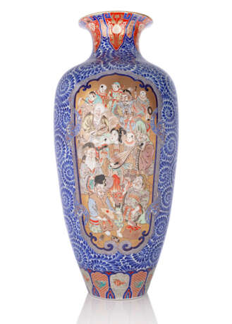 Große Bodenvase aus Porzellan im Imari-Stil mit Figuren- und Schmetterlingsdekor in goldgrundigen Reserven - Foto 1