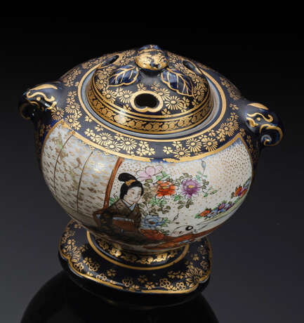 Kinkozan-Vase mit puderblauem Fond und Koro mit Deckel mit figuralem Dekor - photo 1