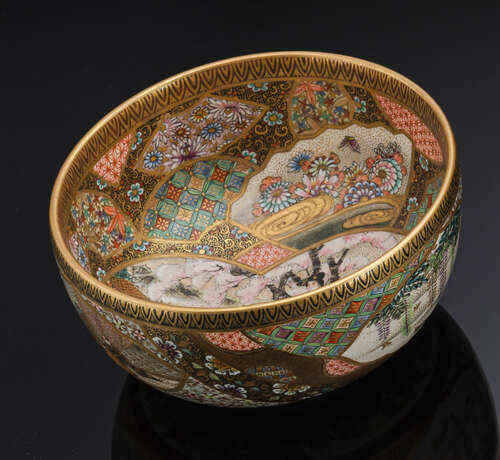 Schale und Teekännchen aus Satsuma-Porzellan mit feinem Dekor - photo 1