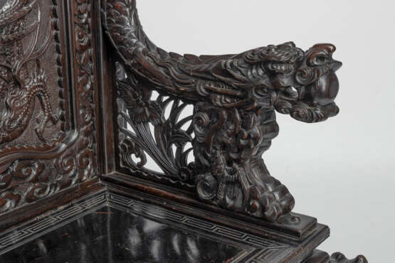 Imposante Sitzbank mit floralem Reliefdekor und drei Reserven mit Drachen in der Rückenlehne - photo 5