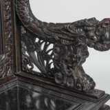 Imposante Sitzbank mit floralem Reliefdekor und drei Reserven mit Drachen in der Rückenlehne - Foto 5