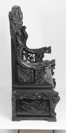 Imposante Sitzbank mit floralem Reliefdekor und drei Reserven mit Drachen in der Rückenlehne - Foto 9