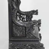 Imposante Sitzbank mit floralem Reliefdekor und drei Reserven mit Drachen in der Rückenlehne - Foto 9