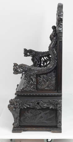 Imposante Sitzbank mit floralem Reliefdekor und drei Reserven mit Drachen in der Rückenlehne - Foto 11
