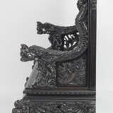 Imposante Sitzbank mit floralem Reliefdekor und drei Reserven mit Drachen in der Rückenlehne - фото 11