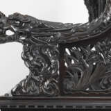 Imposante Sitzbank mit floralem Reliefdekor und drei Reserven mit Drachen in der Rückenlehne - photo 12