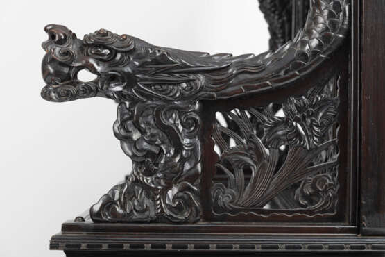 Imposante Sitzbank mit floralem Reliefdekor und drei Reserven mit Drachen in der Rückenlehne - Foto 12