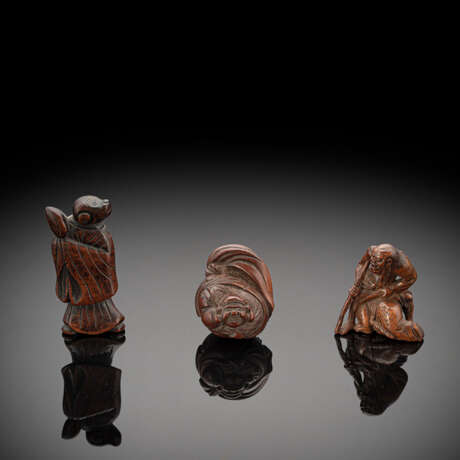 Drei Netsuke aus Holz - Foto 1