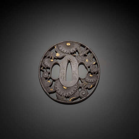 Ovales Eisen-Tsuba mit Chrysanthemen - photo 1