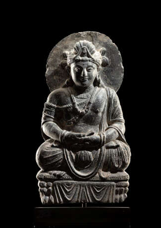 Skulptur des Maitreya aus grauem Schiefer - фото 1