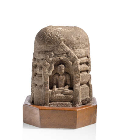 Stupa aus Stein mit umlaufendem Dekor von Buddha Skulpturen in vier Nischen sitzend dargestellt - Foto 1