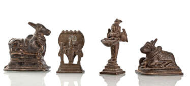Vier Bronzen mit zwei Darstellungen von Nandi, eine Öllampe und eine Figurengruppe mit drei Gottheiten