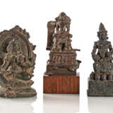 Drei Bronzen mit Darstellungen des Jain Tirthankara, des Kubera und der Tara - Foto 1