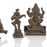 Vier kleine Bronzen des Krishna, Umamaheshvara, sitzender und krabbelnder Ganesha - Foto 1