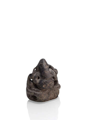 Kleine Stele aus grauem Stein mit Darstellung des Ganesha - photo 2